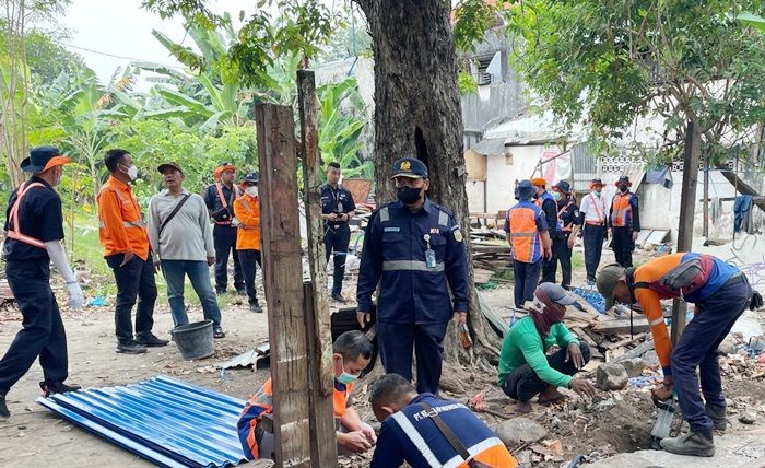 Amankan Aset Negara, KAI Daop 8 Surabaya Tertibkan Lahan di Jalan Ambengan