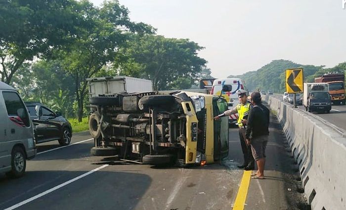 Dihantam Trailer dari Belakang, Truk Box Terguling di Tol Sidoarjo