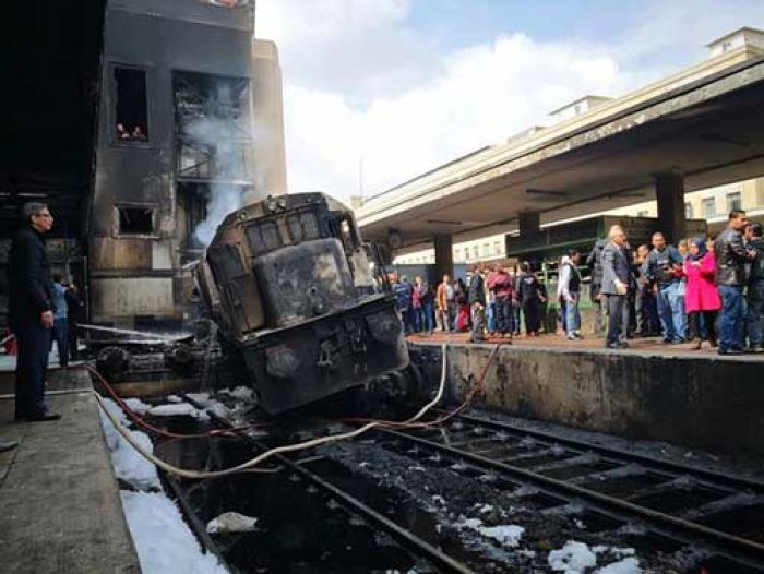 ​Kereta Api Meledak dan Terbakar saat Masuk Stasiun, 25 Tewas