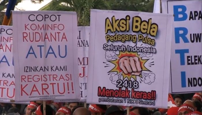 Ribuan Kartu Perdana Dibakar Sekelompok Pelaku Usaha di Malang 