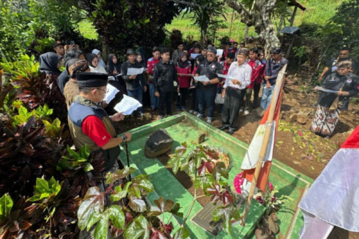 Peringati Haul ke-76 Tan Malaka di Kediri, Puluhan Pegiat dan Mahasiswa Kirim Doa di Area Makam