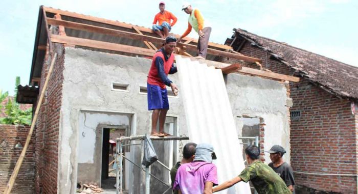 TMMD ke-126 Sidoarjo Perbaiki Rumah Warga TMMD ke-126 Sidoarjo Perbaiki Rumah Warga