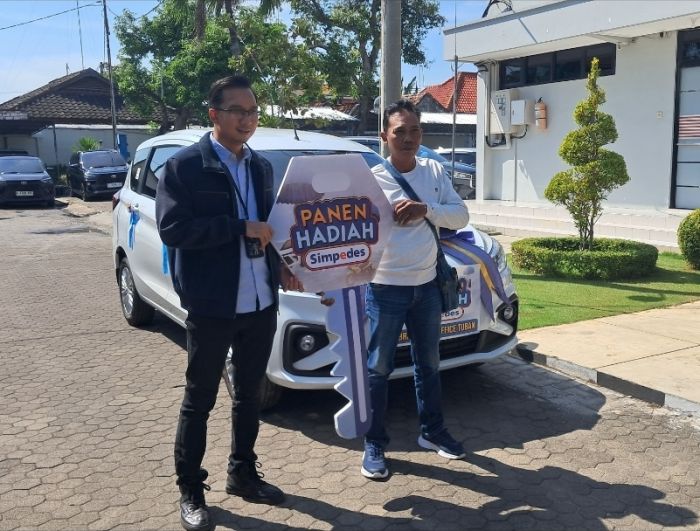 Para Nasabah BRI Tuban Pemenang PHS Semester I 2025 Terima Langsung Hadiah Mobil dan 11 Motor