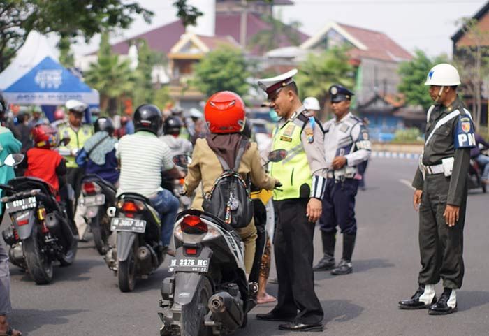 Operasi Zebra Semeru di Bangkalan Datangkan Ustadz, Berikan Pencerahan kepada Pelanggar Lalin