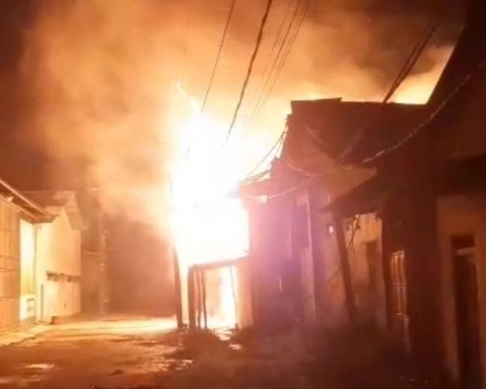 Gudang Tiner di Trosobo Sidoarjo Terbakar Dini Hari, Perlu 2 Jam untuk Jinakkan Api Gudang Tiner di Trosobo Sidoarjo Terbakar Dini Hari, Perlu 2 Jam untuk Jinakkan Api