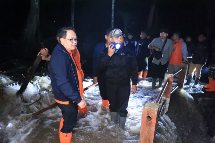 Pj Gubernur Jatim Tinjau Banjir Bandang di Bondowoso, Pastikan Penanganan Cepat dan Tepat