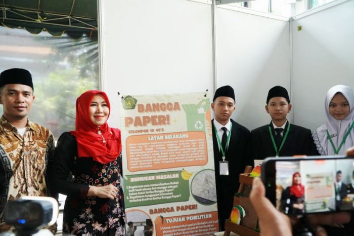 Anggota DPD RI Ning Apresiasi Kreativitas Siswa SMP Khadijah Surabaya di Public Works on The Stage
