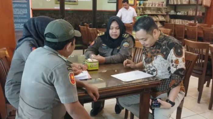Satpol PP Bangkalan Sosialisasikan Aturan Operasional Usaha Selama Ramadhan