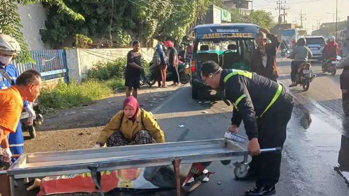 Motor Terperosok ke Bahu Jalan, Pengendara Tewas Terlindas Truk Trailer di Sidoarjo