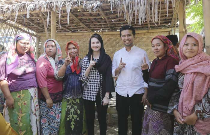 Penggiat Jasa Wisata Gili Ketapang Dapuk Emil dan Arumi Jadi Duta Wisata