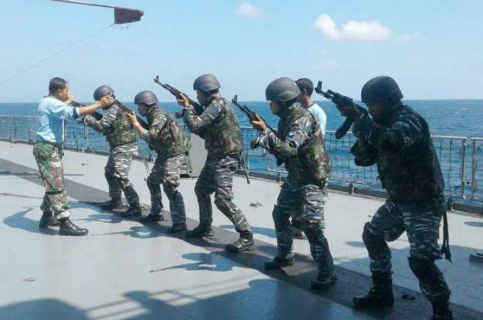 Prajurit KRI Teluk Banten Berlatih VBSS di Laut