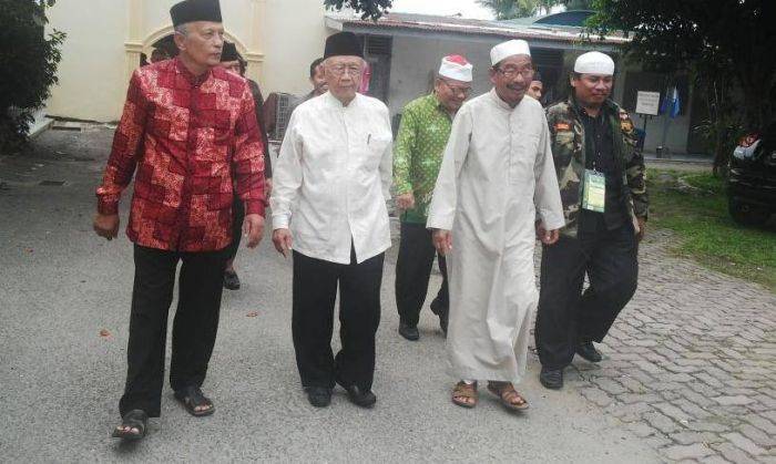 Pra Muktamar di Medan, Syaikh Ali Akbar Doakan Gus Solah agar Terpilih Ketua PBNU Pra Muktamar di Medan, Syaikh Ali Akbar Doakan Gus Solah agar Terpilih Ketua PBNU