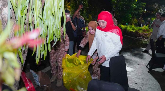 Gubernur Khofifah Turun Tangan Bersihkan Taman Apsari Usai Pesta Rakyat HUT ke-80 RI