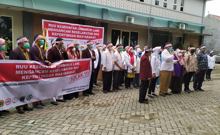 Tolak RUU Kesehatan Omnibus Law, Puluhan Tenaga Profesi Kesehatan di Jombang Demo