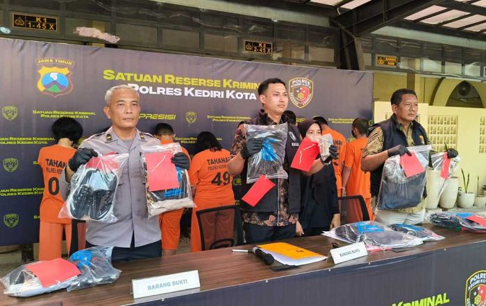 Polres Kediri Kota Bekuk 4 Perempuan Komplotan Copet Lintas Kota dan Lintas Provinsi Polres Kediri Kota Bekuk 4 Perempuan Komplotan Copet Lintas Kota dan Lintas Provinsi