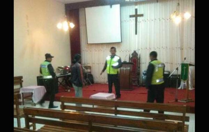 Jajaran Polres Batu Sisir Gereja Selama Perayaan Misa Paskah