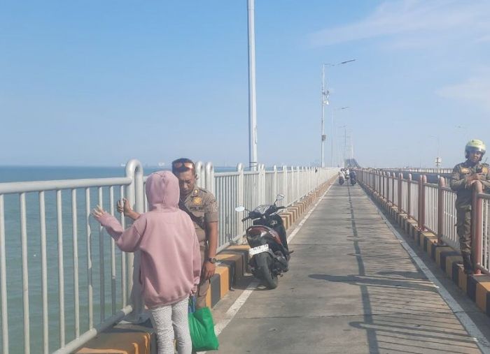 Ditinggal Suami Siri, Wanita asal Bantul Hendak Terjun dari Jembatan Suramadu Ditinggal Suami Siri, Wanita asal Bantul Hendak Terjun dari Jembatan Suramadu