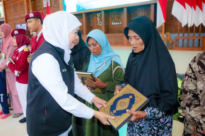 Gubernur Khofifah Bagikan Mushaf Madinah kepada Warga selama Sapa Bansos