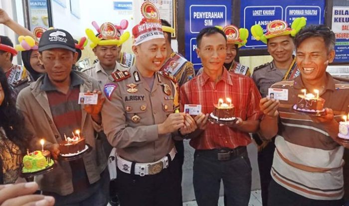 Lahir di Hari Bhayangkara, 5 Pemohon SIM di Kediri Dapat Perlakuan Istimewa