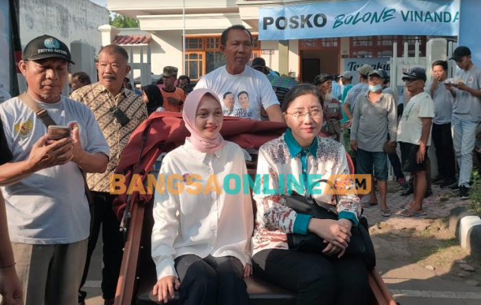 Bakal Calon Wali Kota Muda Kediri Vinanda Keliling Naik Becak Sapa Warga