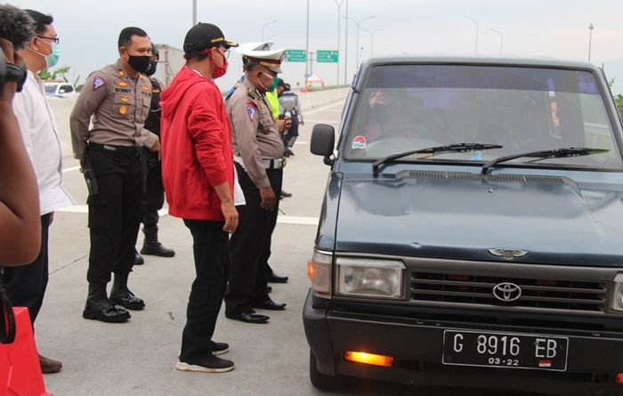 Cegah Covid-19 Masuk Jelang Lebaran, Bupati Ngawi Pimpin Penyekatan di Exit Tol