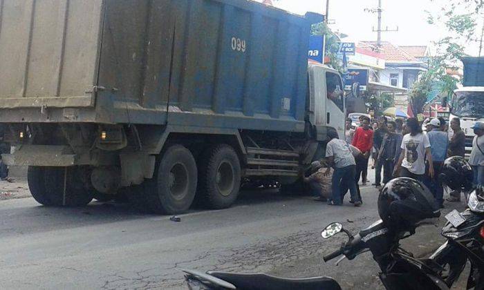 Dump Truck Bermuatan Galian di Gresik Kembali Lindas Pengendara Motor