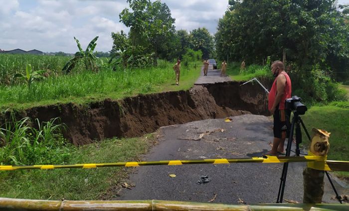 Diguyur Hujan Deras Berminggu-minggu, Jalan Penghubung Desa di Mojokerto Amblas
