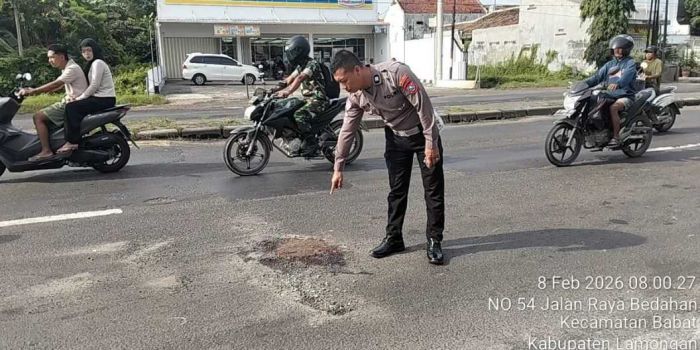 Pasutri Pemotor Alami Laka di Babat Lamongan, Istri Tewas Terlindas Truk Box