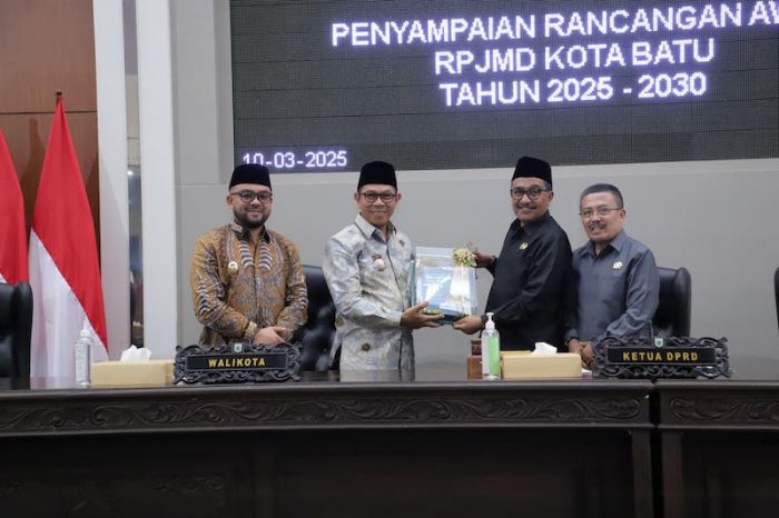 Rapat Paripurna DPRD, Pemkot Batu Sampaikan Rancangan Awal RPJMD Tahun 2025-2030