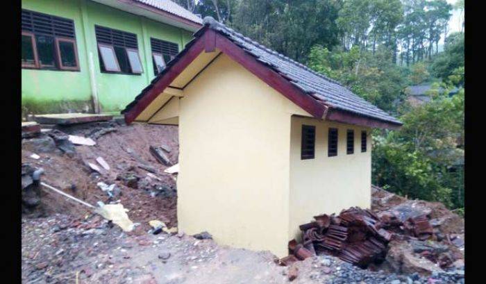 Diguyur Hujan Seharian, Bangunan Baru SMP II Dompyong Ambles