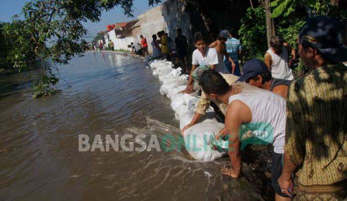 Jombang Banjir, BPBD Siapkan 200 Karung Pasir untuk Tanggul Darurat