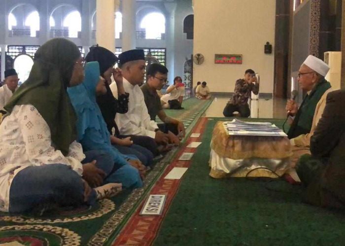 Diiringi Tangis Haru, 5 Penganut Kristen-Katolik Serentak Bersyahadat di Masjid Al Akbar Surabaya