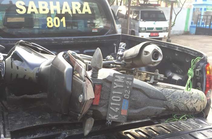 Boncengan Tiga, Seorang Pemotor Tewas Tersambar Truk Boncengan Tiga, Seorang Pemotor Tewas Tersambar Truk