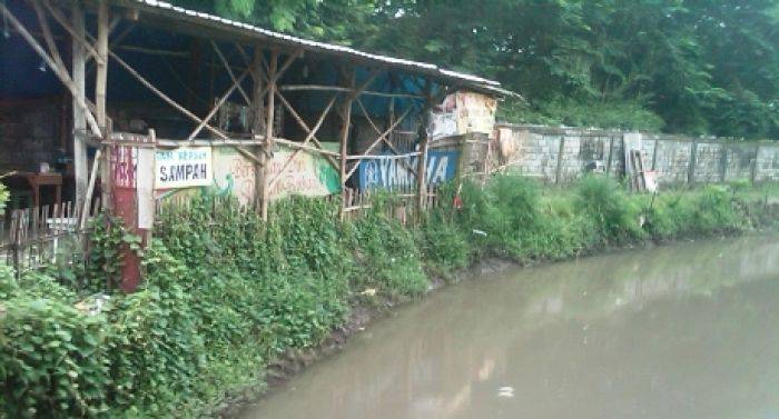 Bangunan Liar Tumbuh Subur di Tanggul Sungai Perumtas II Tanggulangin Sidoarjo