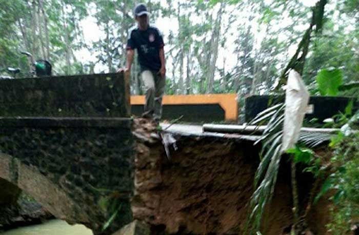 Ambrol Diterjang Banjir, Pemdes Cokrokembang Pacitan Tutup Akses Jembatan 