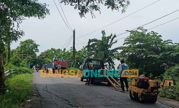 DPUTR Gresik Akhirnya Tambal Jalan Rusak di Desa Kembangan