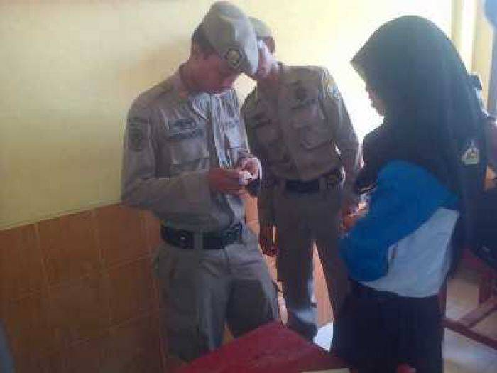 Cegah Porno Aksi, Satpol PP Sita Ponsel Siswa Sampang