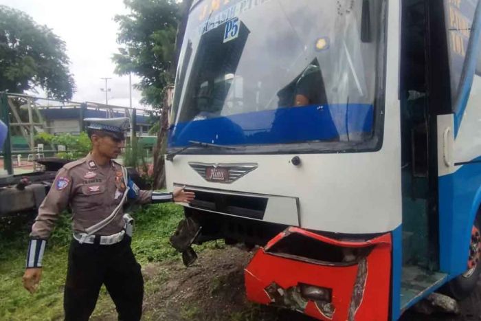 Bus Kota JMP-Bungurasih Tabrak Pembatas Jalan, Kerugian Capai Rp25 Juta