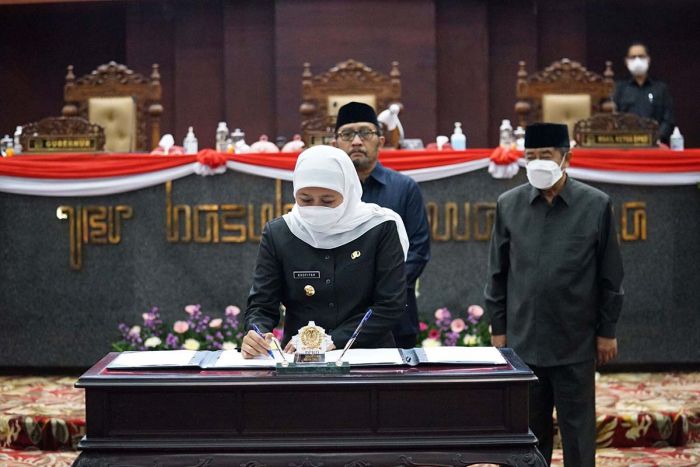 Gubernur Khofifah dan Pimpinan DPRD Jawa Timur Sepakati 4 Raperda Jadi Perda