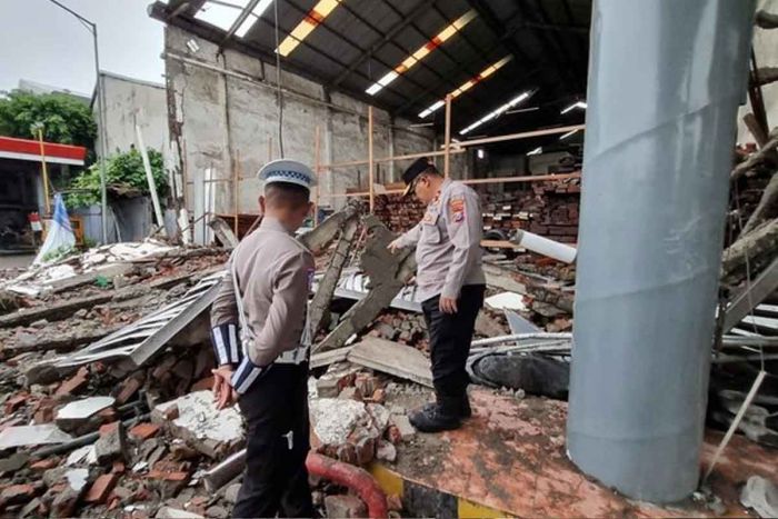 Dilanda Hujan dan Puting Beliung, Gudang Kayu di Tanjungsari Surabaya Roboh