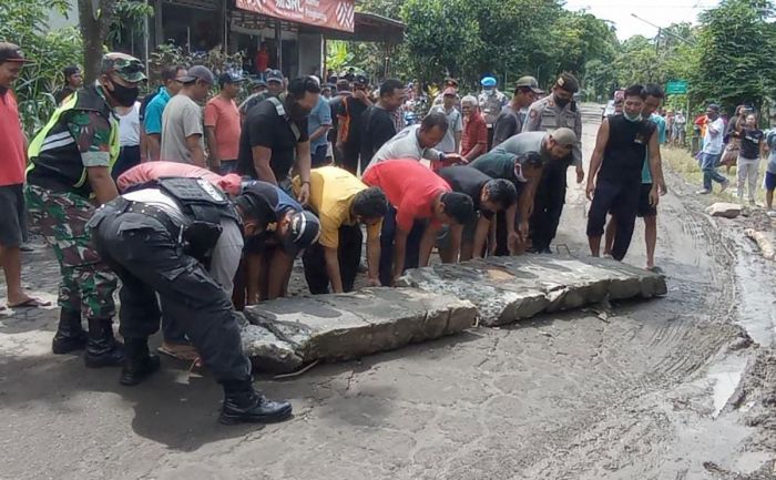 Geram Tak Kunjung Diperbaiki, Warga Desa Jugo Blitar Tutup Jalan Pakai Beton