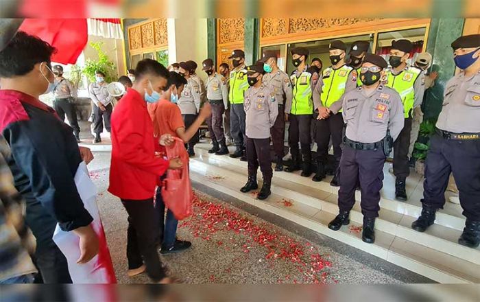 Tagih Janji Politik Bupati Ra Latif, GMNI Tabur Bunga di Gedung Pemkab Bangkalan