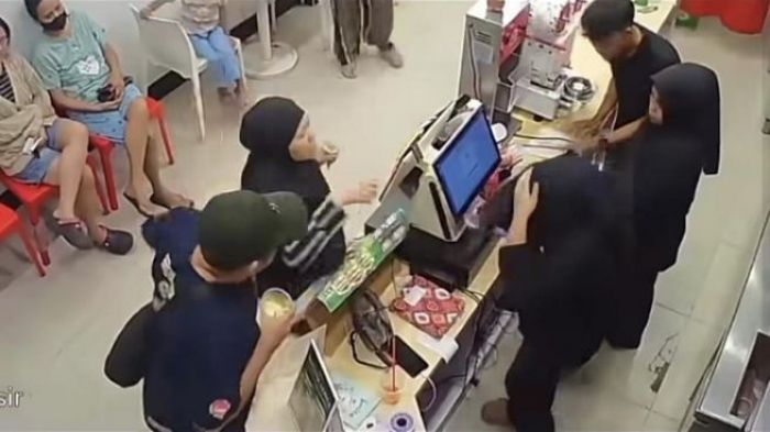 Viral Pasutri Ngamuk di Gerai Es Krim Momoyo Gresik, Hijab Karyawan Disebut Dijambak