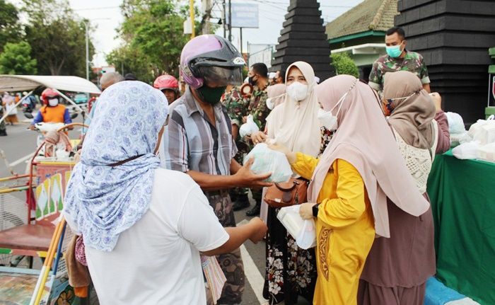 Cari Berkah Ramadan, Persatuan Istri Kodim 0819/Pasuruan Berbagi Takjil Gratis