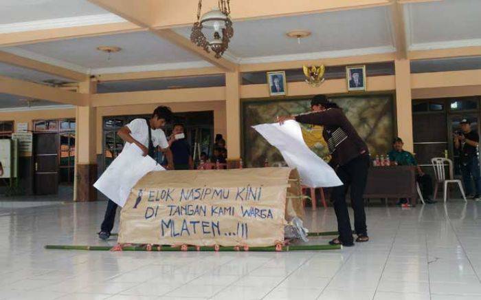 Bawa Keranda Mayat, Warga Sidokepung Demo Kades, Tuntut Kejelasan Tanah Gogol