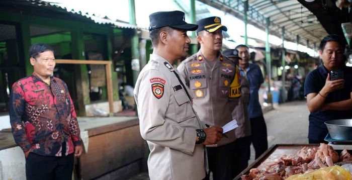 Pastikan Harga Stabil Jelang Nataru, Kapolsek Taman Blusukan ke Pasar Sepanjang