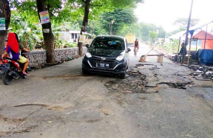 Belum Dua Bulan, Proyek Peningkatan Jalan Gununggangsir - Talun Senilai Rp 10,79 M Rusak Parah