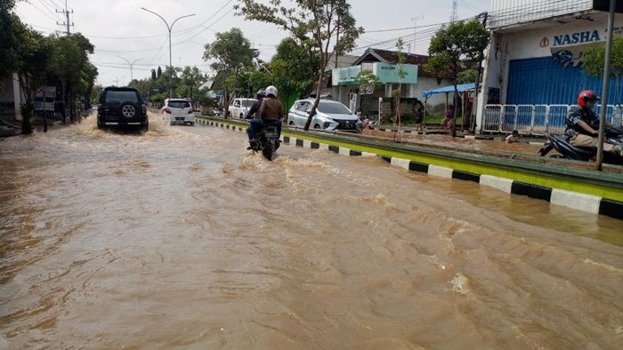 ​Drainase Tak Berfungsi Maksimal, Jalan Protokol di Tuban Tergenang Banjir