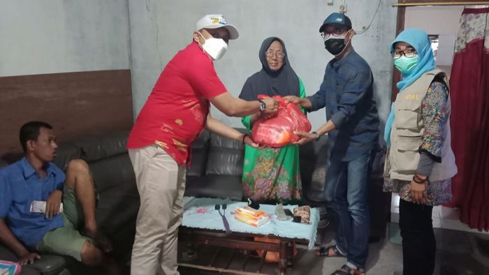 Blusukan, Camat Gresik Salurkan 200 Paket Sembako untuk Warga Kurang Mampu di Wilayahnya
