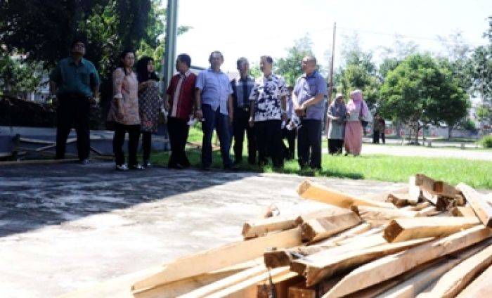Ditolak Anggota Dewan, Risma Ngotot Bangun Sentra PKL di Lingkungan Sekolah